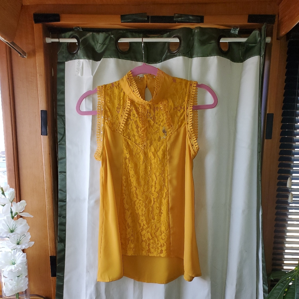 Hold lace top